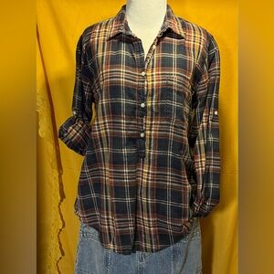 Gap dark blue plaid cotton button down featuring